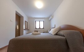 Apartments Premantura - Guest House Carmen - Apartment With Garden View - Bedroom 1